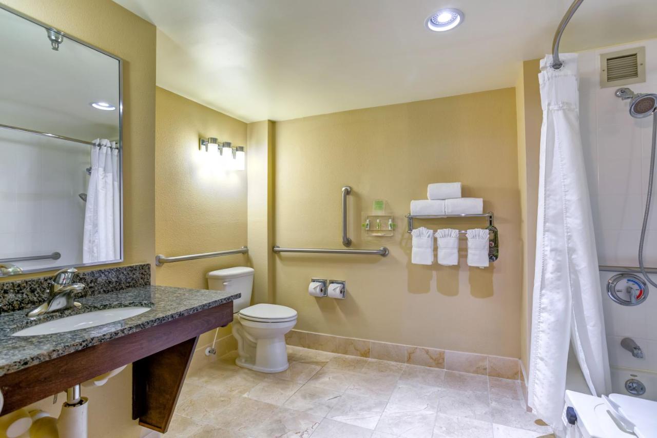 Queen Room with Accessible Transfer Shower - Non-Smoking