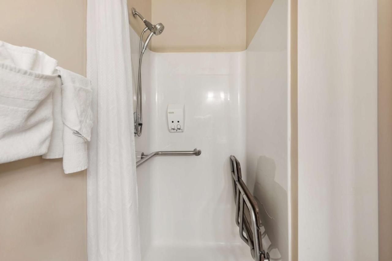 King Room with Walk-In Shower - Mobility Accessible/Non-Smoking