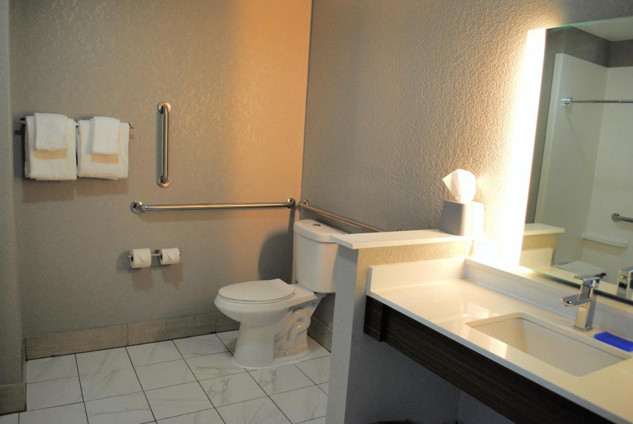 King Room with Roll-In Shower - Mobility Access