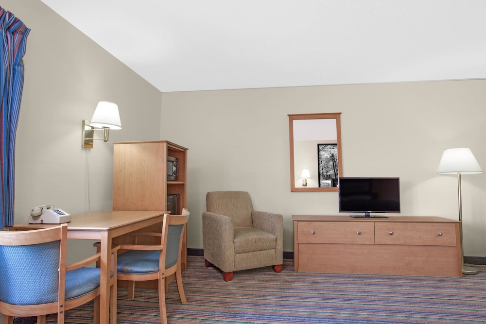 Suite, 1 Queen Bed, Refrigerator