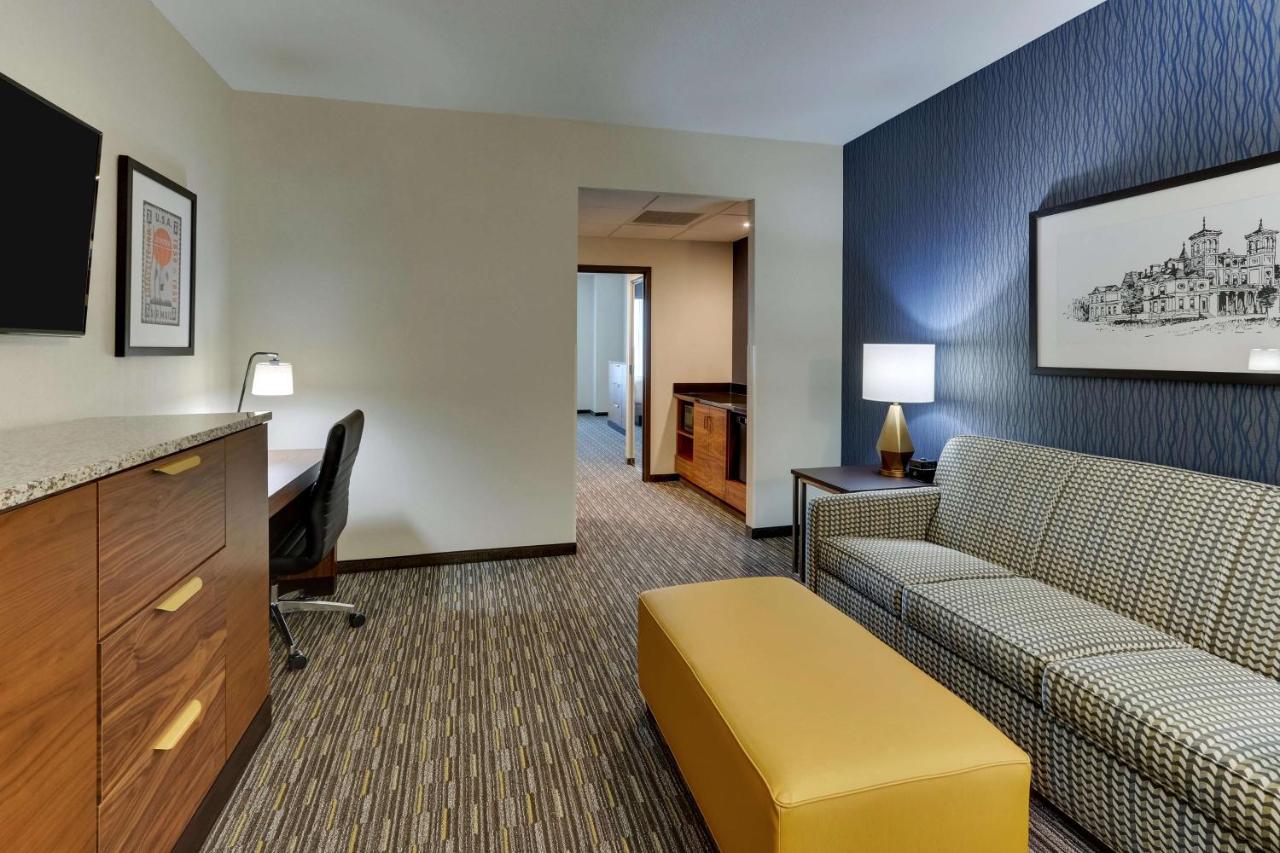 Queen Suite with Sofa Bed - Hearing Accessible