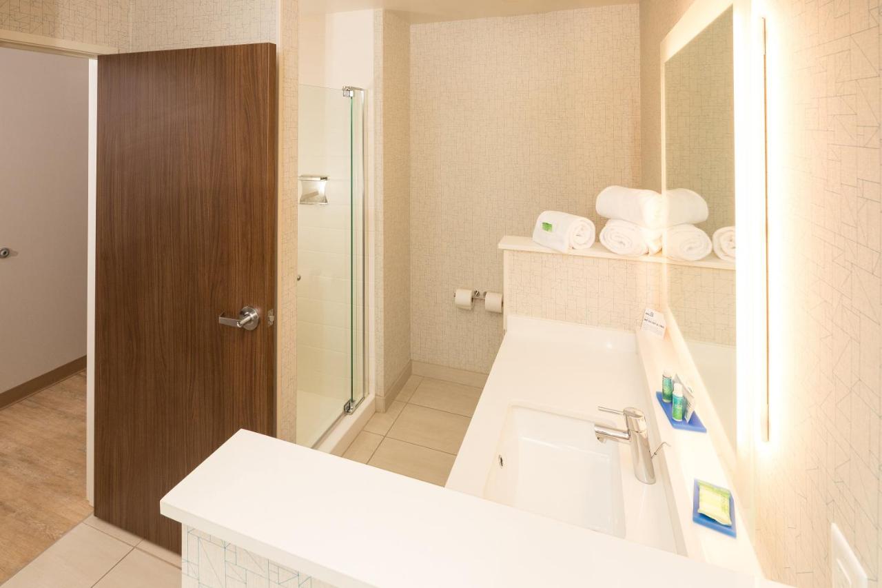 King Room - Hearing Accessible - Roll-in Shower