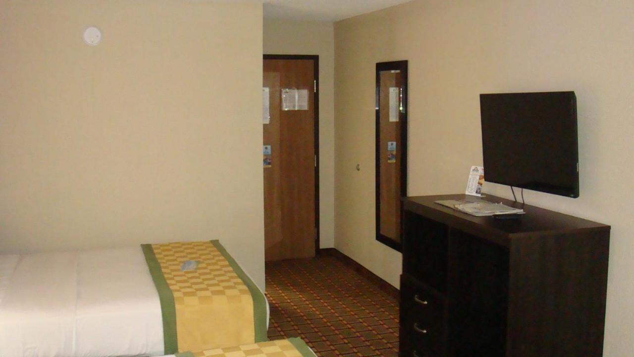 Deluxe Queen Room with Two Queen Beds - Non-Smoking